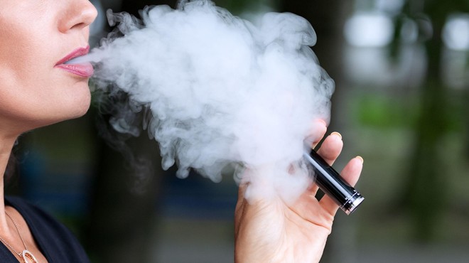 Philip Morris International lahko oglašuje tobačni izdelek IQOS kot izdelek z nižjim tveganjem (foto: Profimedia)