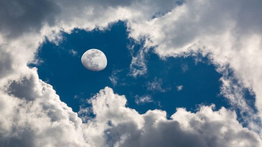Neodgovorne 'otroške' čarovnice s TikToka skušale uročiti luno