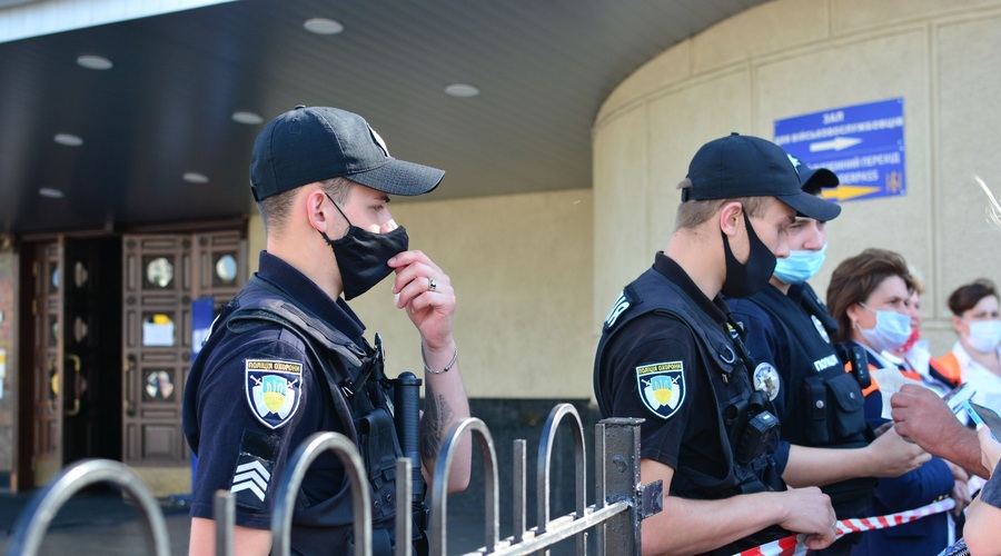 V ukrajinskem mestu Luck moški za talce vzel potnike na avtobusu (foto: Profimedia)
