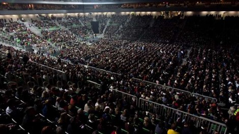 Nemški znanstveniki nameravajo izvesti eksperiment o širjenju virusa med obiskovalci koncertov