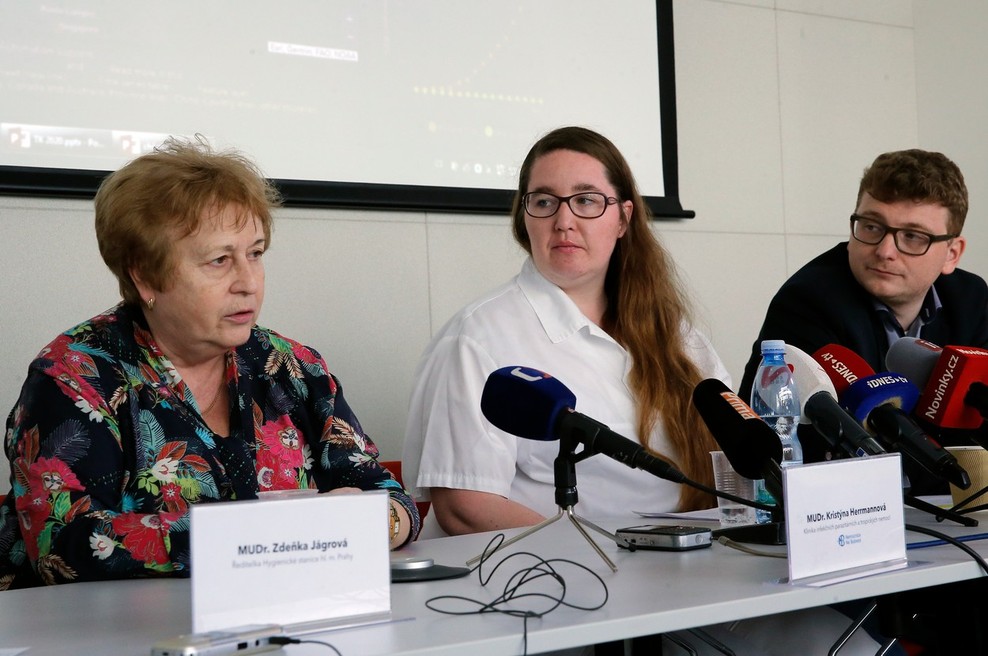 Na Češkem se je okužba širila tudi zaradi pitja iz istih kozarcev in slamic (foto: profimedia)