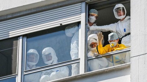 V Belgiji za covidom-19 umrla triletnica, ki je pred tem že bila hudo bolna
