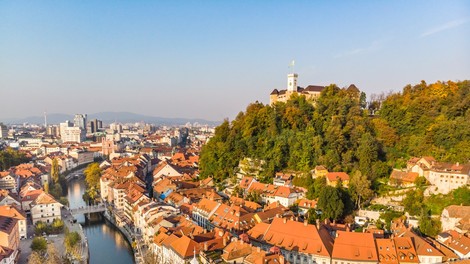 4.000 karantenskih odločb, več kot 100.000 evrov glob, 35 milijonov kosov opreme ...