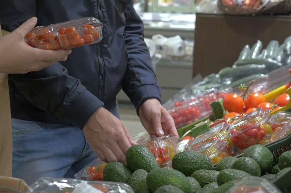 Nekatere trgovine bodo po odpravi prepovedi danes znova odprle svoja vrata (foto: profimedia)