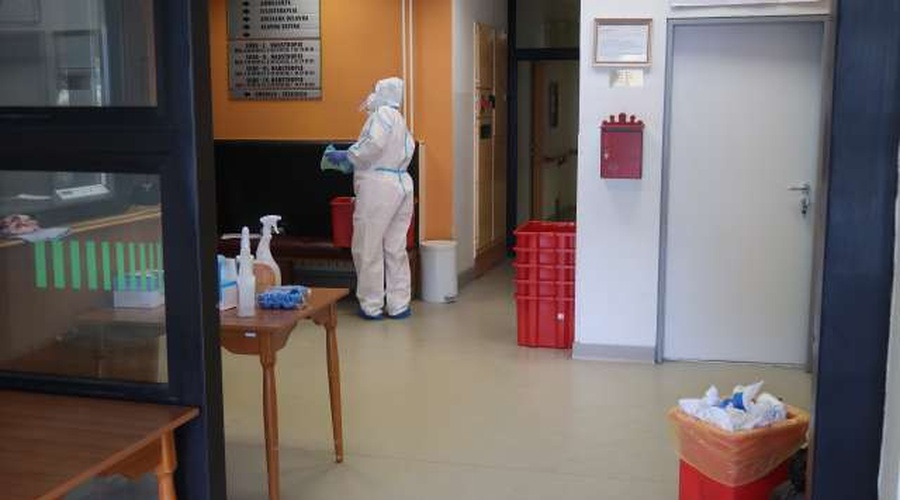 "V domu starejših v Hrastniku so virus pričakali goli in bosi!" (foto: Lili Pušnik/STA)