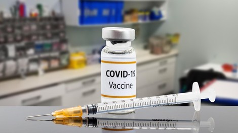 V ZDA začetek pomembne faze testiranja cepiva proti covidu-19