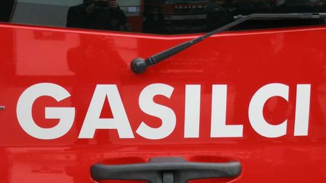 Zaradi požara v bloku v Mežici več stanovalcev noč preživelo zdoma