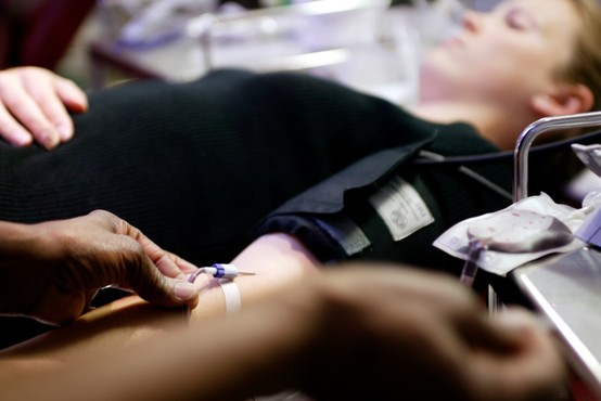 Zaloge krvi v Sloveniji nizke, zato pristojni vabijo na krvodajalske akcije