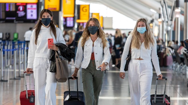 Heathrow ob milijardni izgubi poziva k testiranju potnikov namesto karantene (foto: profimedia)