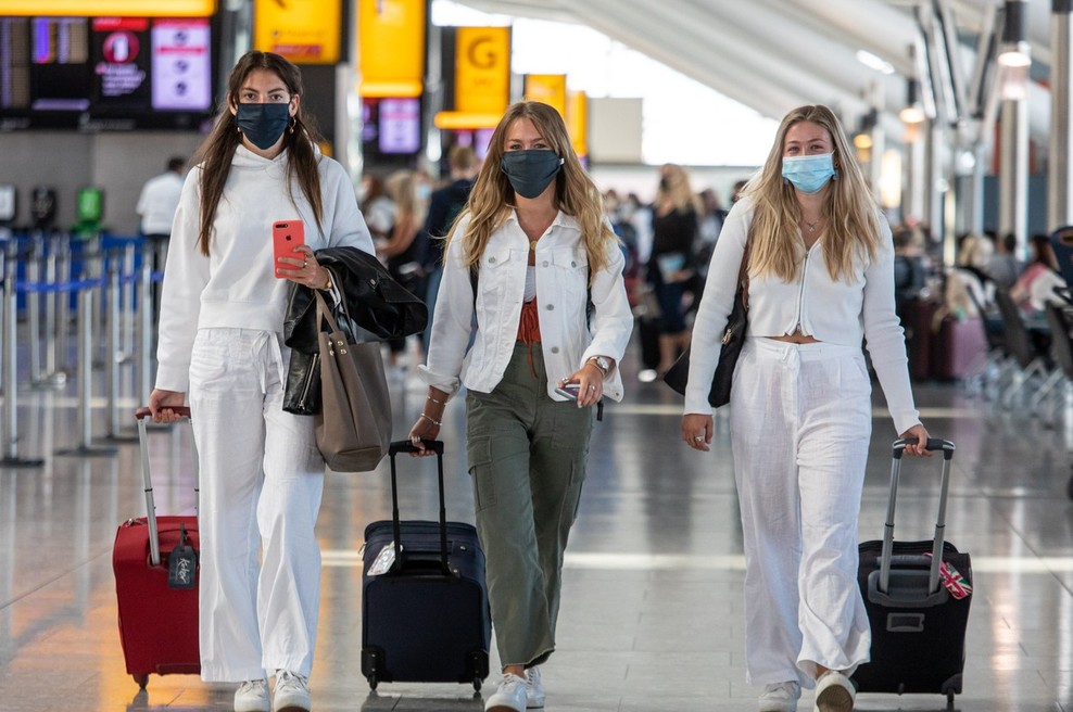 Heathrow ob milijardni izgubi poziva k testiranju potnikov namesto karantene (foto: profimedia)