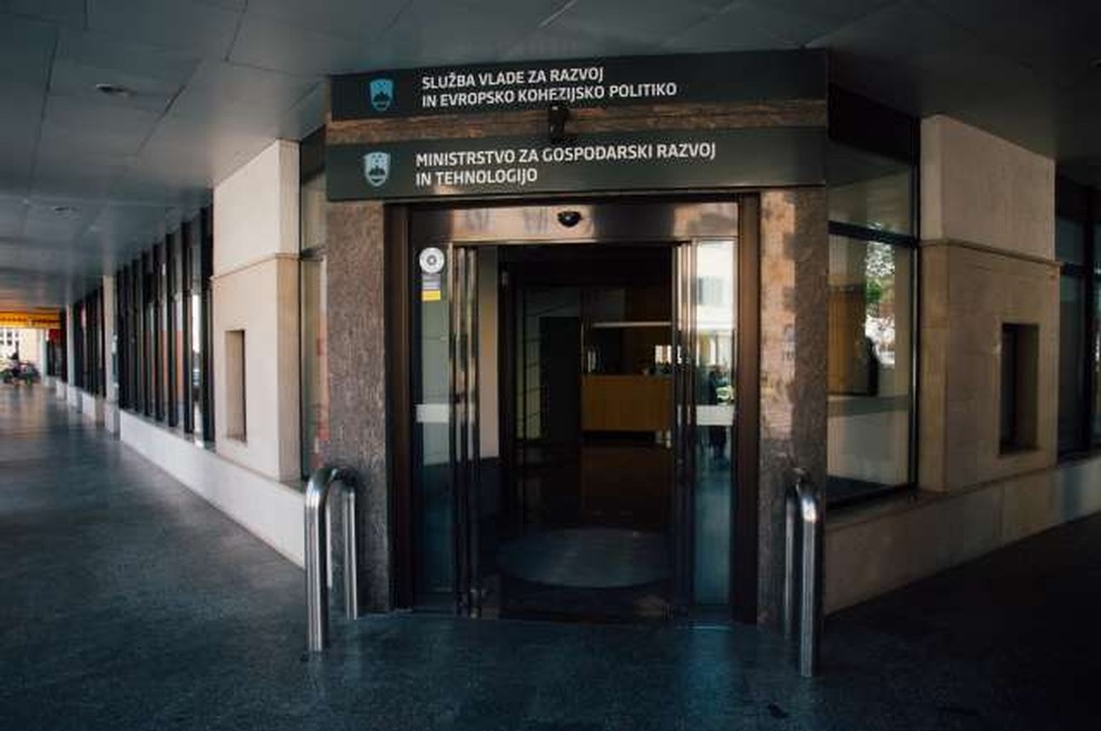 Na gospodarskem ministrstvu v zadnjih dveh tednih trije primeri covida-19 (foto: Nik Jevšnik/STA)