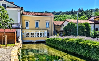 Kraška zelena pustolovščina: od čebelarskega doma do vojaškega muzeja