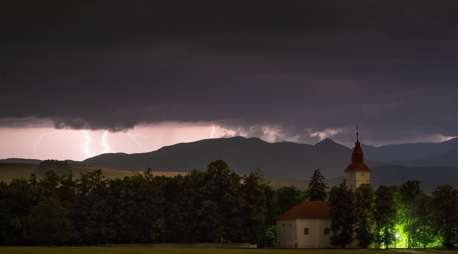 Neurje, ki je v sredo pustošilo na Koroškem in v Savinjski regiji, je za seboj pustilo veliko škode (foto: profimedia)