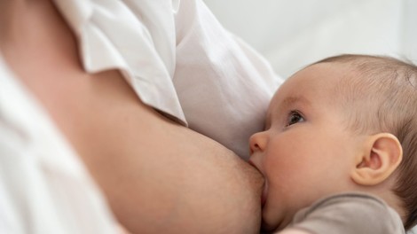 Ob svetovnem tednu dojenja v ospredju pomen in prednosti optimalne prehrane za otroka