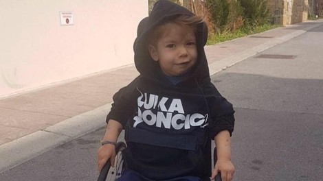 Se še spomnite fantka Krisa, ki je združil Slovenijo? Poglejte ga zdaj!