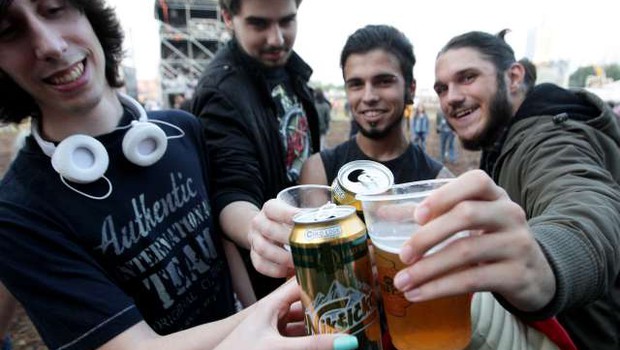 
                            Pitje alkohola med mladostniki v Sloveniji upada, a je še vedno nad mednarodnim povprečjem (foto: Tanjug/STA)