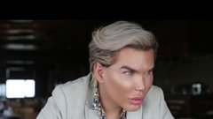 Nekdanji 'človeški Ken' prvič v kopalkah pokazal transformacijo v 'človeško Barbiko'