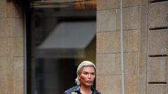 Nekdanji 'človeški Ken' prvič v kopalkah pokazal transformacijo v 'človeško Barbiko'