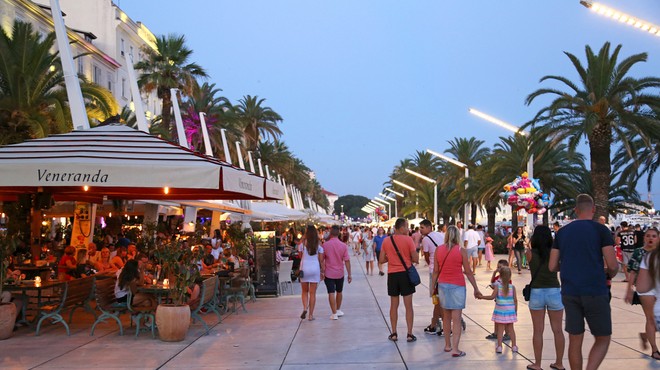 V centru Splita sta se stepla natakar in gost iz Francije - zaradi palačink! (video) (foto: Shutterstock)