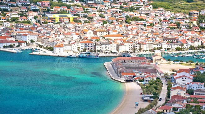 Hrvaška ministrica za turizem in šport opozarja, da ni dokazov, da so se turisti okužili na Pagu (foto: profimedia)