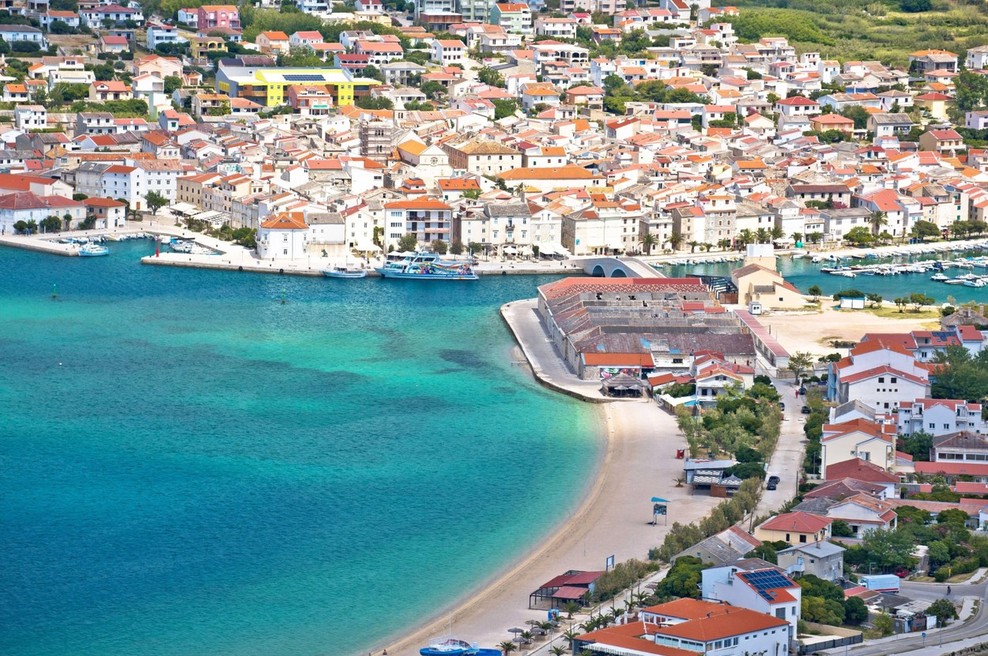 Hrvaška ministrica za turizem in šport opozarja, da ni dokazov, da so se turisti okužili na Pagu (foto: profimedia)