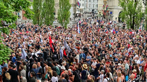 Tema protestov v Ljubljani dostojanstvo za starostnike, v Izoli proti korupciji
