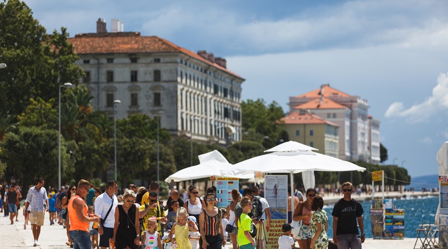 Na Hrvaškem so v petek našteli 77 novih okužb, v Avstriji 82 (foto: profimedia)