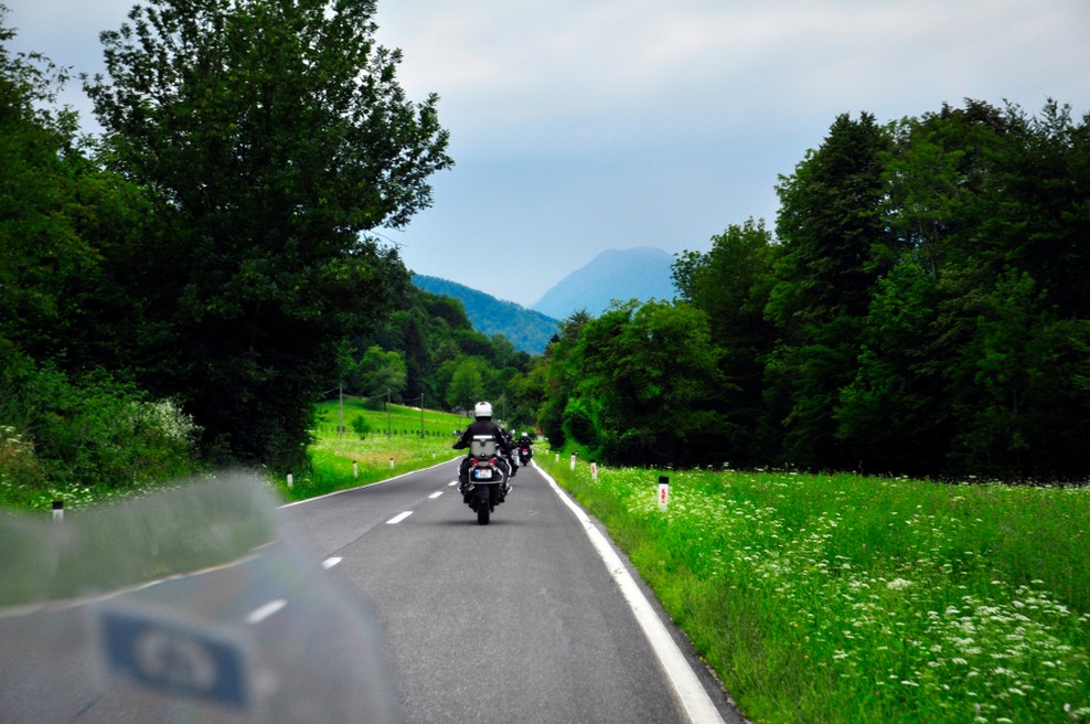 Nemški motorist na Tolminskem vozil 144 kilometrov na uro (foto: Shutterstock)
