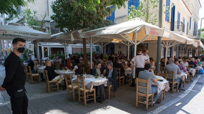 Številni bari in restavracije v Grčiji po novem ne bodo smeli delovati med polnočjo in sedmo uro zjutraj (foto: Profimedia)