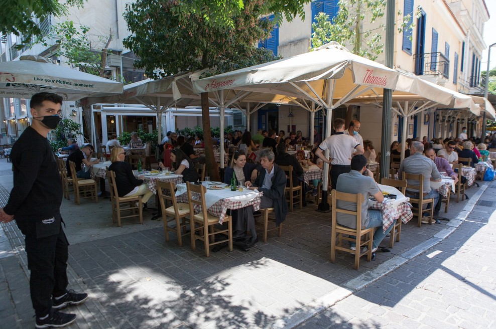 Številni bari in restavracije v Grčiji po novem ne bodo smeli delovati med polnočjo in sedmo uro zjutraj (foto: Profimedia)