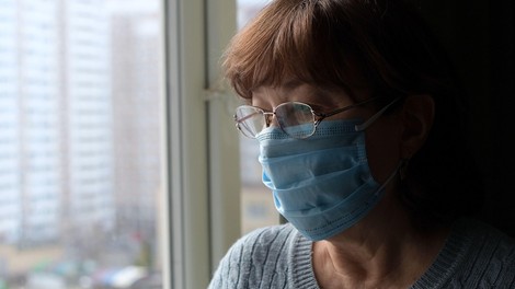 V nedeljo potrjenih šest okužb, konec tedna umrli štirje okuženi oskrbovanci Doma starejših Hrastnik