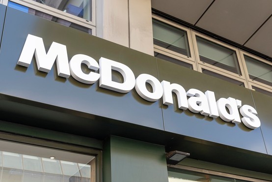 McDonalds s tožbo proti nekdanjemu glavnemu izvršnemu direktorju Stevu Easterbrooku