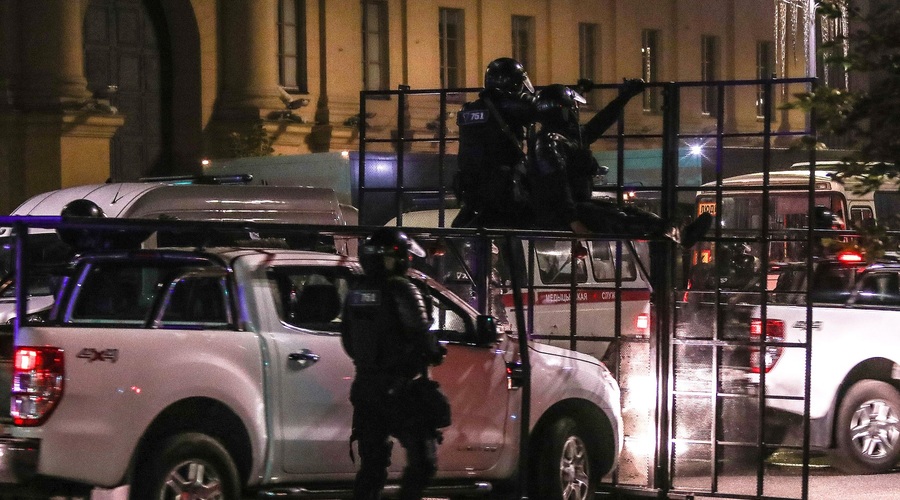 Policija po protestih v Belorusiji pridržala več sto ljudi, umrl naj bi en protestnik (foto: Profimedia)