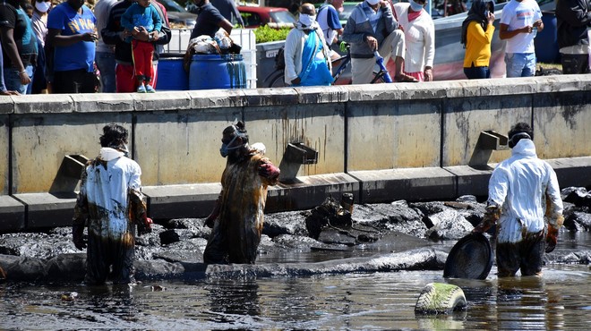 Na Mauritiusu reševalne ekipe hitijo z odstranjevanjem nafte s poškodovane ladje (foto: Profimedia)