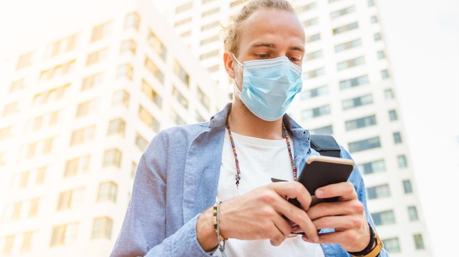 Mobilna aplikacija za opozarjanje na stike z okuženimi bo dostopna še ta mesec (foto: Profimedia)