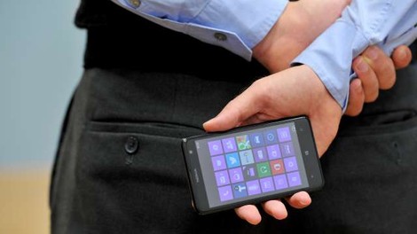 Microsoft se z novim telefonom Surface Duo vrača na trg pametnih telefonov
