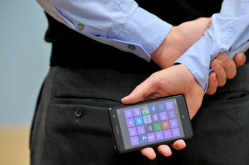 Microsoft se z novim telefonom Surface Duo vrača na trg pametnih telefonov (foto: Tamino Petelinšek/STA)