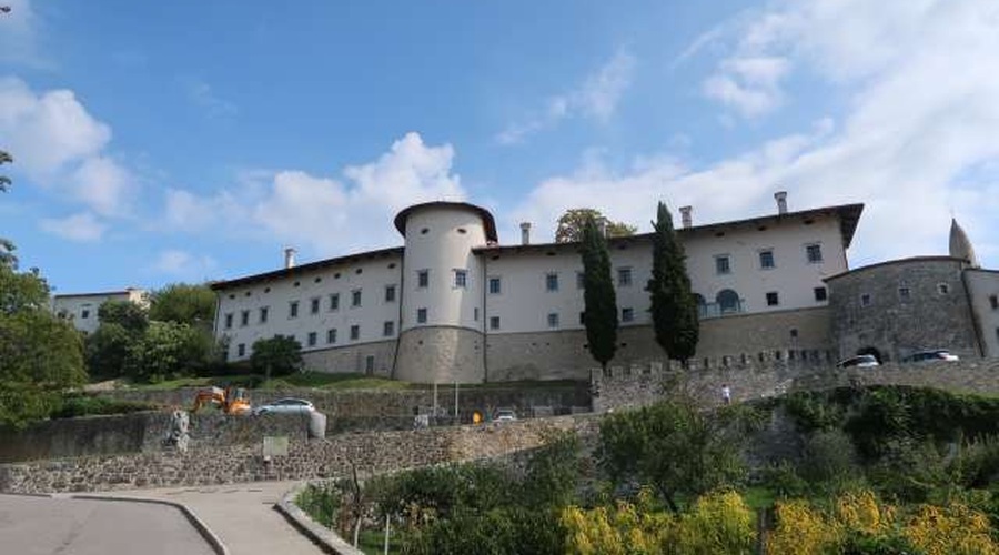 Ob torkovem neurju je meteorna voda poplavila tudi del prenovljenega dela gradu Štanjel (foto: Rosana Rijavec/STA)
