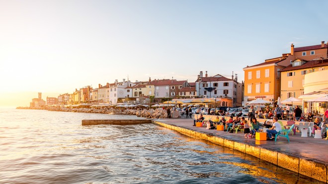 Slovenci z boni rešujejo turizem na Obali. Julija celo več gostov, kot lani! (foto: Shutterstock)
