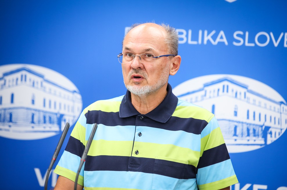 Jutarnji list objavil fotografije Kacina, ki dan po grožnjah z uvrstitvijo Hrvaške na rdeči seznam čisti svoj bazen na Krku (foto: STA)