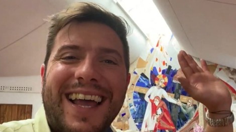 Priljubljeni duhovnik, ki je vernike navduševal v času karantene, objavil svoj prvi vlog v novi župniji