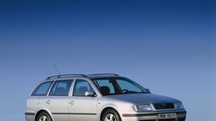 Če bi vam v začetku devedesetih let kdo dejal, da bo imela Škoda že ob prelomu tisočletja ksenoske žaromete, samodejno klimatsko napravo, usnje na sedežih, samodejni tempomat in turbo motor (in še kaj), bi ga lahko mirne vesti poslali na kakšno rehabilitacijo. Pa vendarle se je vse to zgodilo.