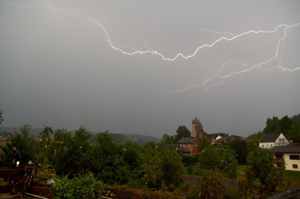 Po nekaterih predelih Slovenije divjajo neurja in klesti toča (foto: profimedia)