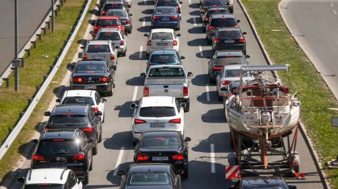 Tudi danes se pričakuje povečan promet na slovenskih cestah (foto: STA/Anže Malovrh)