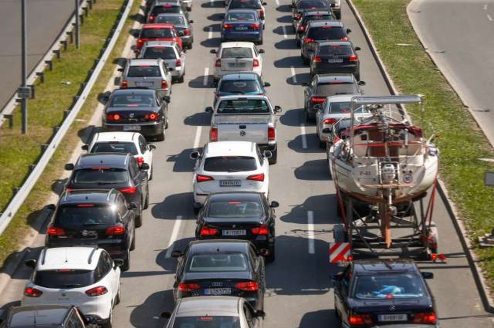 Tudi danes se pričakuje povečan promet na slovenskih cestah (foto: STA/Anže Malovrh)