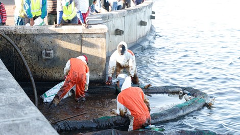 Strah je bil upravičen: japonski tanker pred obalo Mauritiusa se je prelomil