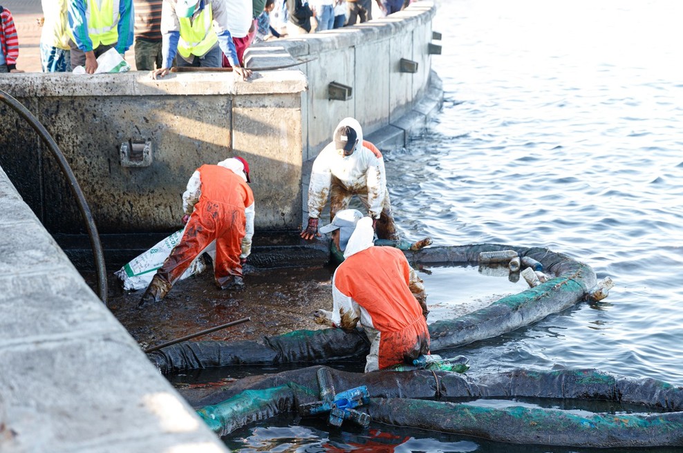Strah je bil upravičen: japonski tanker pred obalo Mauritiusa se je prelomil (foto: profimedia)