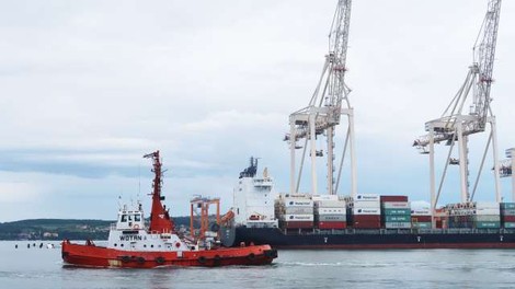 V Koper prihaja ladja z najmanj dvema okuženima s koronavirusom