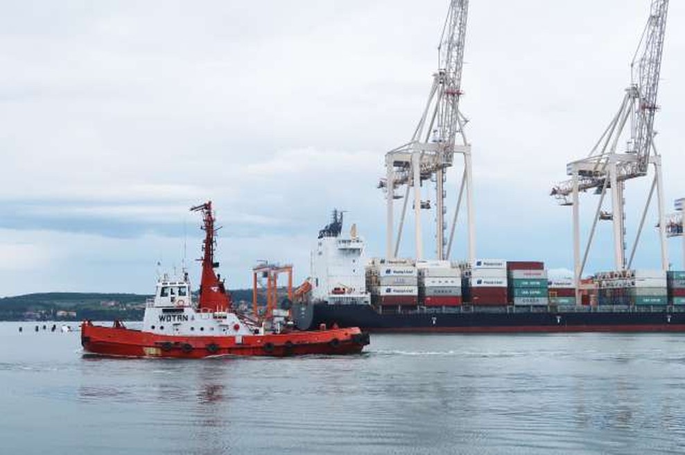V Koper prihaja ladja z najmanj dvema okuženima s koronavirusom (foto: Rosana Rijavec/STA)
