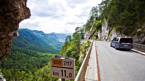 Danes se začenja prenova ene najbolj slikovitih cest v Sloveniji, regionalne ceste Ajdovščina-Predmeja